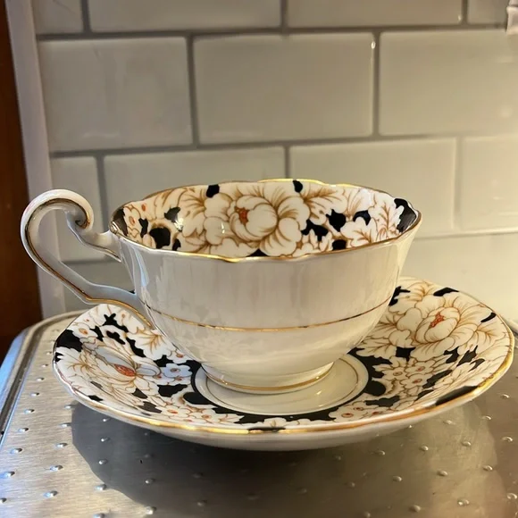 Victoria C & E bone china Peony hand painted tea cup & saucer - Picture 3 of 8